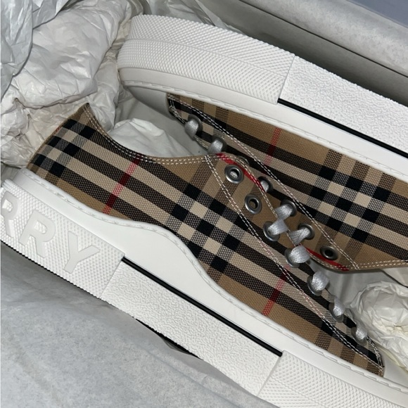 Brand New in the box never worn - Picture 1 of 7